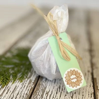 Napvirág Fürdőgolyó kecsketejjel, shea vajjal és körömvirággal Ylang és édes narancs illattal 90g